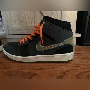 Nike Black and Green Mid-Top Sneakers Air Jordan
